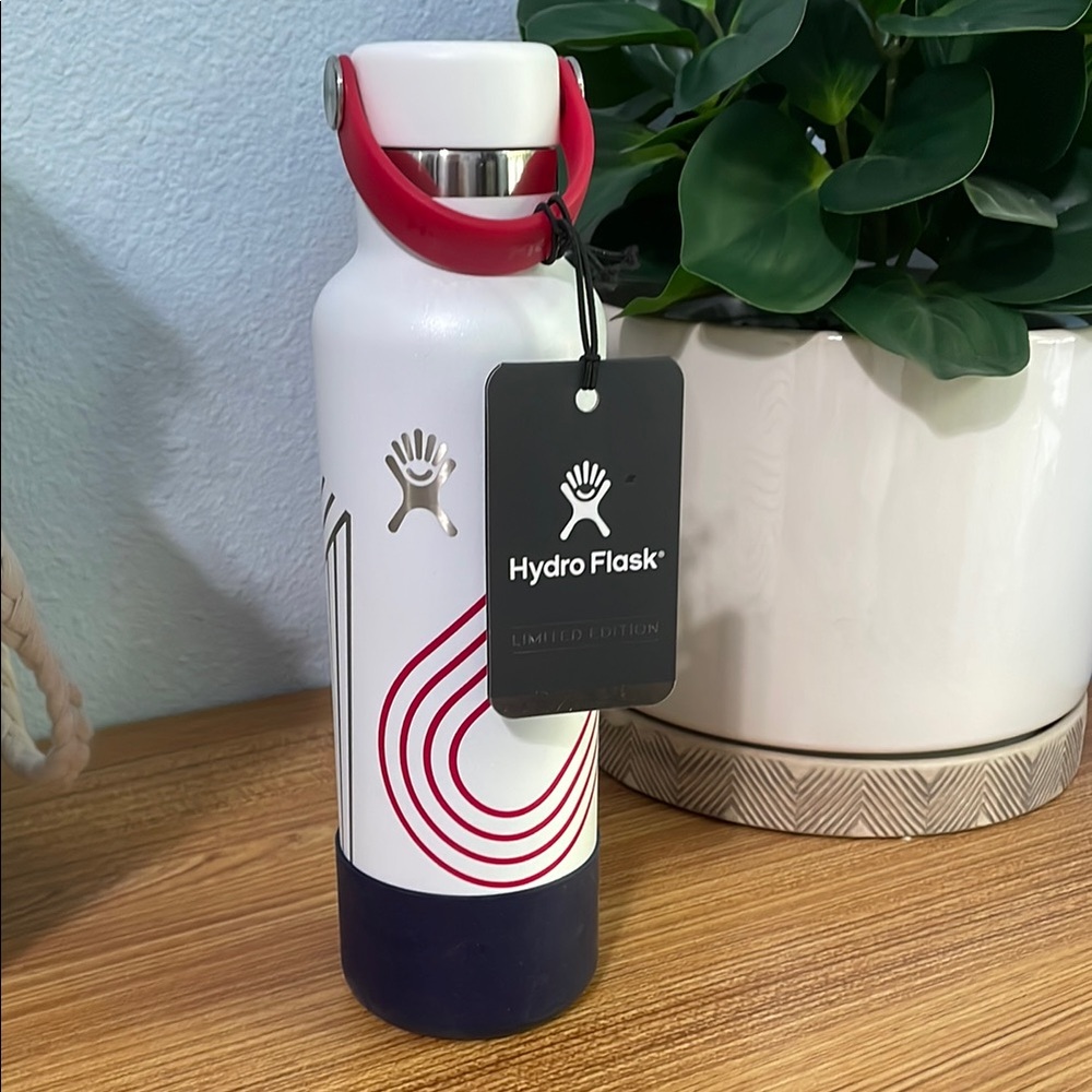 Hydro Flask Limited Edition USA 21 Ounce Water Bottle Red, White and Blue.